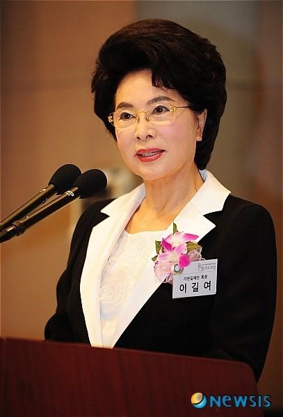 韩国93岁娃娃脸女校长引热议_90岁童颜美女李吉女_韩国第一童颜美女李吉女