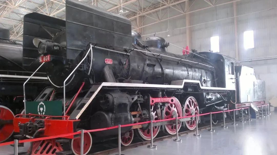 火车图片_中国铁路机车发展史_蒸汽机车时代到电力机车时代变迁