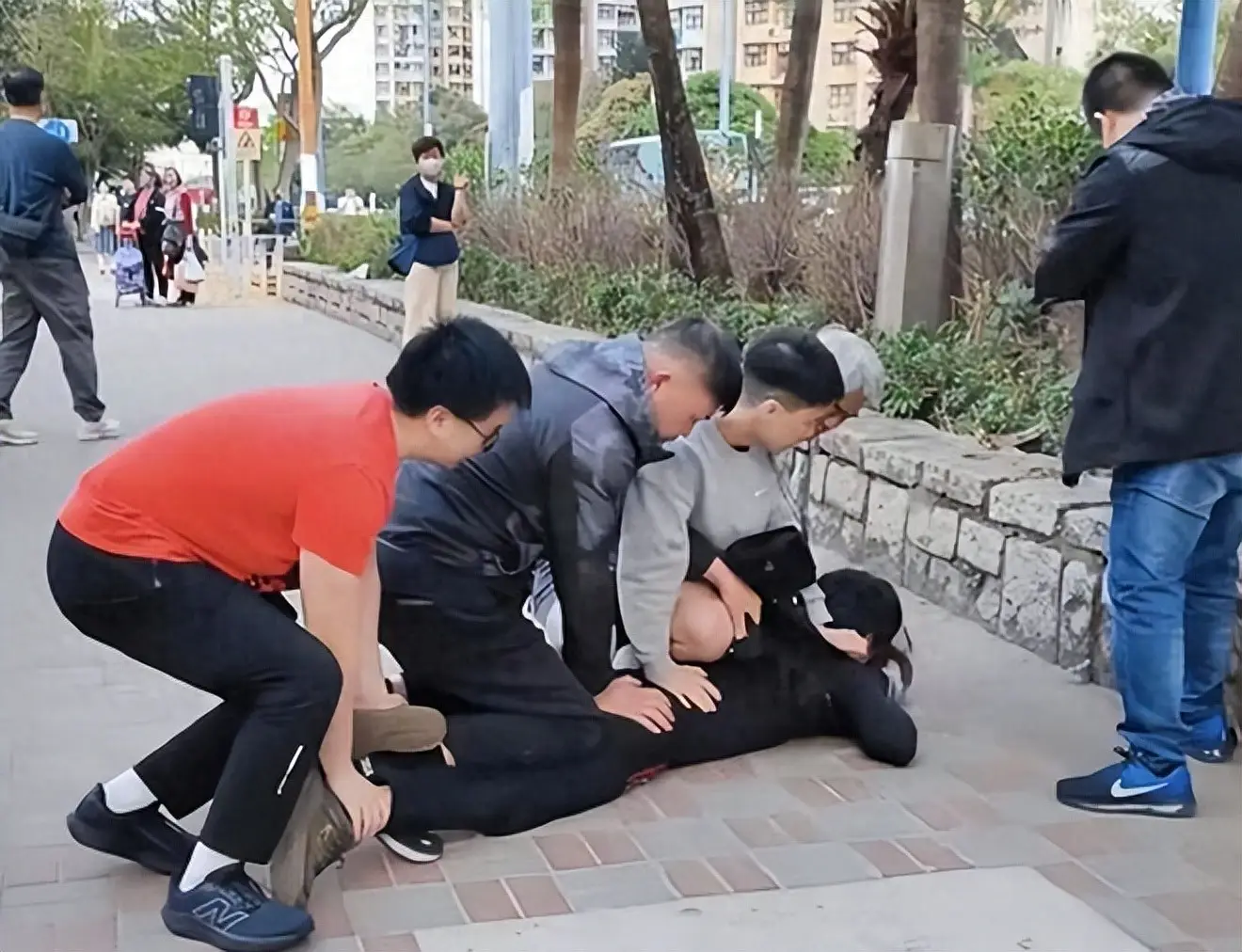 24岁男演员兼职送外卖_明星降薪接戏现象_娱乐圈经济形势艰难