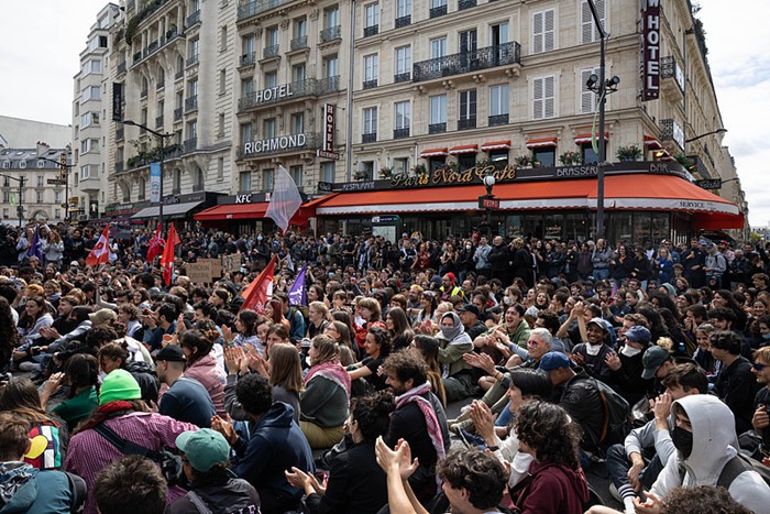 法国反对削减支出抗议游行_法国动员8万警察与宪兵应对抗议罢工_法国新总理就职当天抗议活动