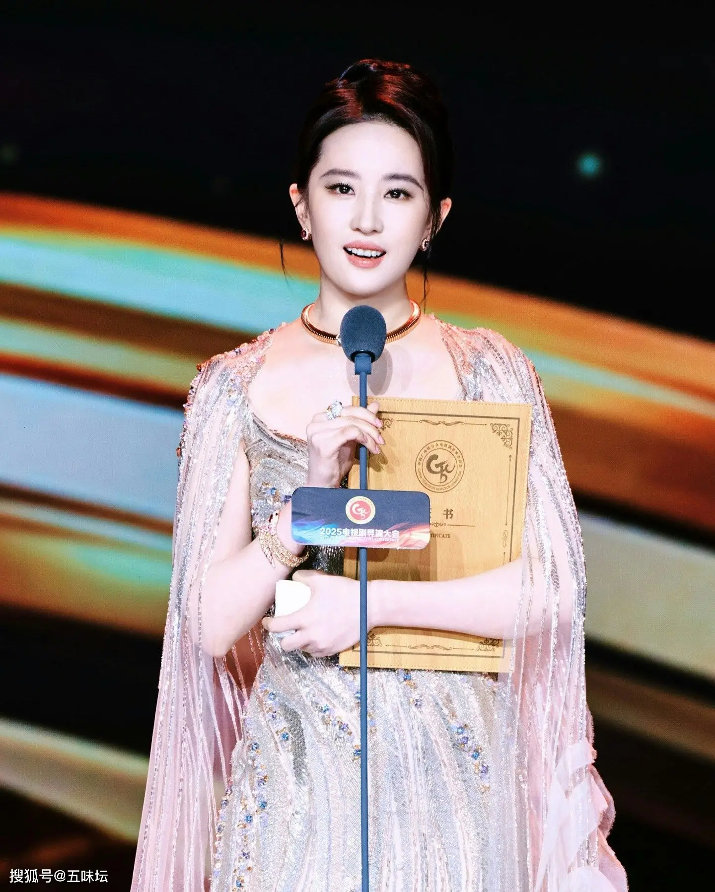 刘一菲走红事件_刘一菲承认蹭刘亦菲流量_女孩撞脸刘亦菲