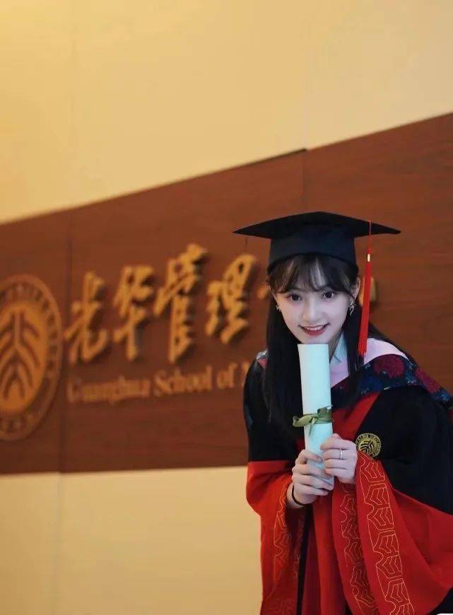 焦点 | 95后北大美女博士任职高校走红，本人回应学历质疑