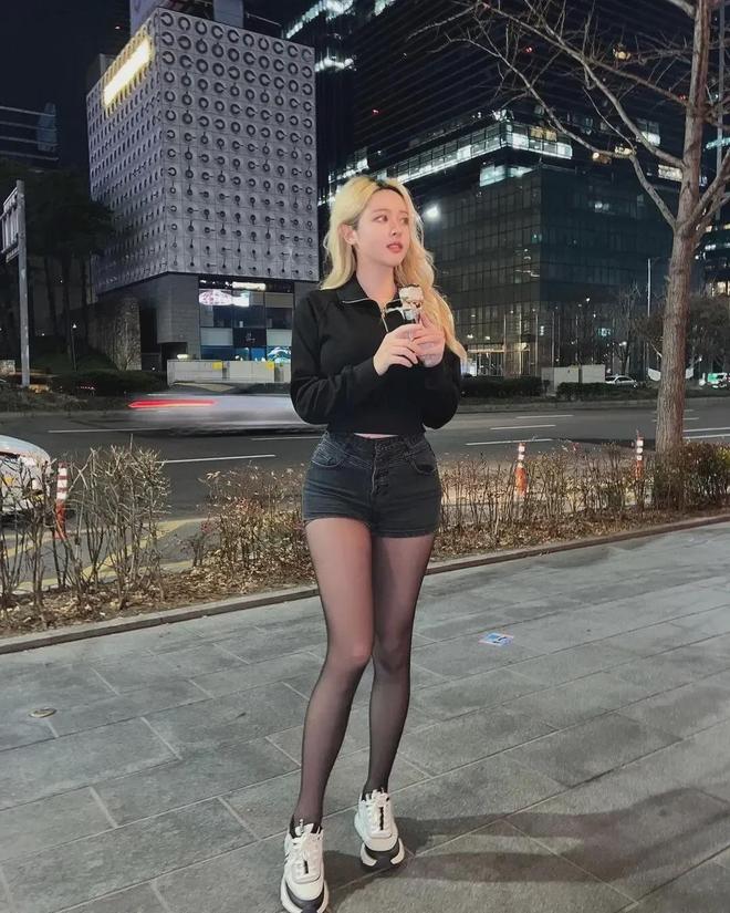 36D完美身材搭配曼妙身姿，S型曲线堪称自然界的鬼斧神工！
