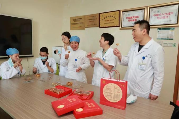 医院食堂做月饼 打败月饼厂_仁济医院月饼特色口味_医院食堂月饼制作