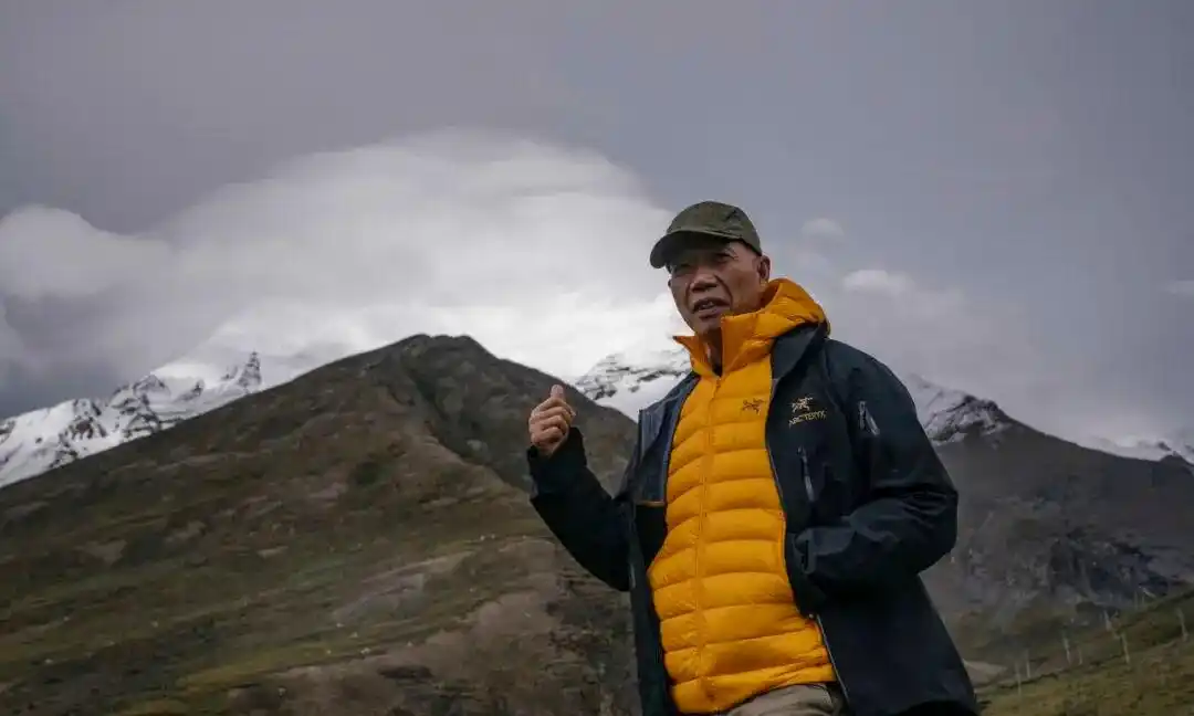 始祖鸟在喜马拉雅山脉放烟花引争议_始祖鸟喜马拉雅烟花环保争议_蔡国强高山艺术项目生态影响