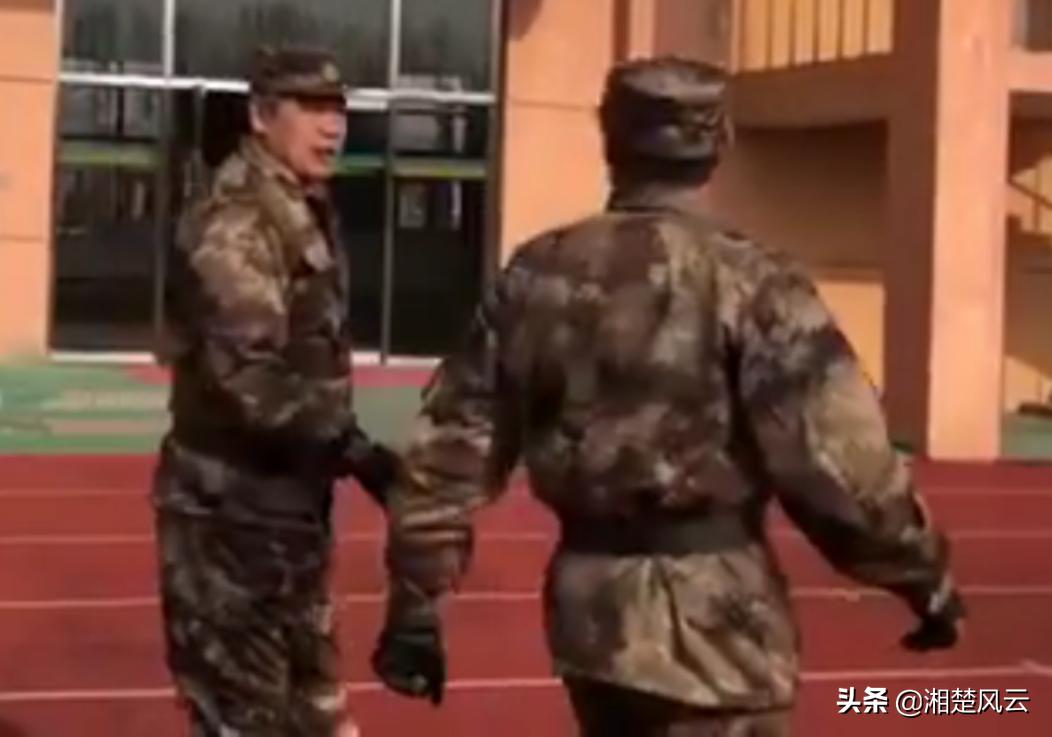 刘国梁带队学习铁道兵精神_铁道兵纪念馆_国乒队员参观铁道兵纪念馆