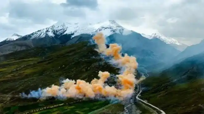 始祖鸟蔡国强喜马拉雅烟火争议_始祖鸟在喜马拉雅山脉放烟花引争议_环保材料烟花燃放环境影响