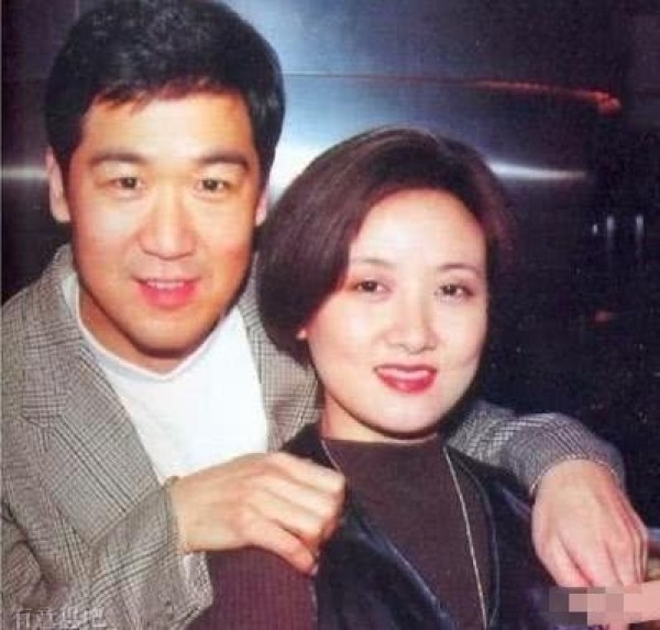 演员张国立前妻_邓婕戛纳首映 唱着活着 邓婕张国立恩爱