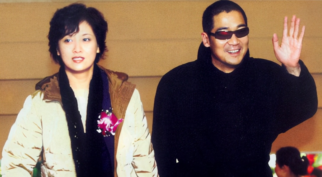 张国立离婚后与邓婕的爱情故事_张国立与前妻罗秀春的婚姻破裂原因_演员张国立前妻