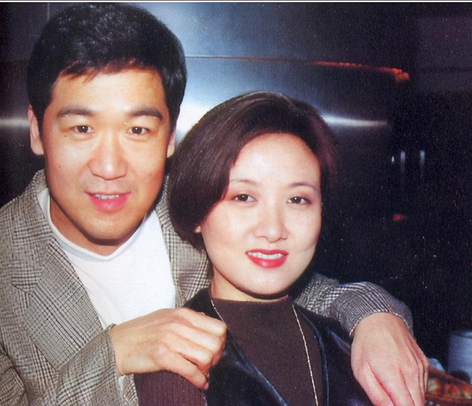 演员张国立前妻_张国立与前妻罗秀春的婚姻破裂原因_张国立离婚后与邓婕的爱情故事