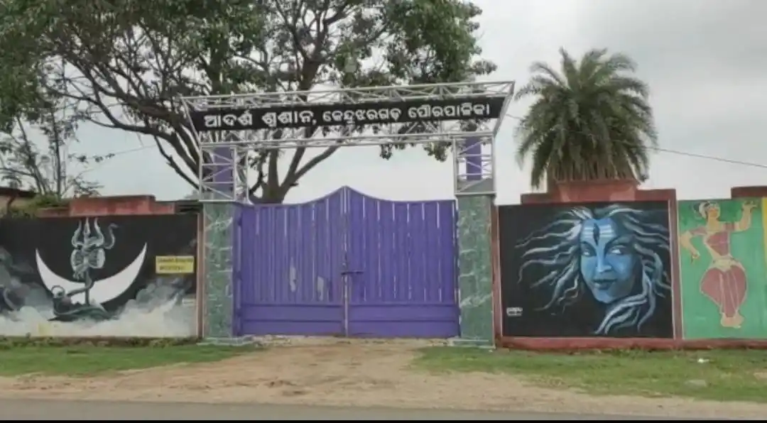 印度火葬场工作人员要求支付5000卢比_印度74岁男子在自建火葬场办假葬礼_印度火葬场索要费用看亲人最后一眼