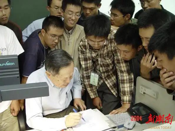 杨振宁 规范场论 杨米尔斯方程_杨振宁 诺贝尔物理学奖 宇称不守恒理论_杨振宁被赶出清华