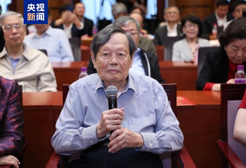 杨振宁 诺贝尔物理学奖 著名物理学家_杨振宁被赶出清华