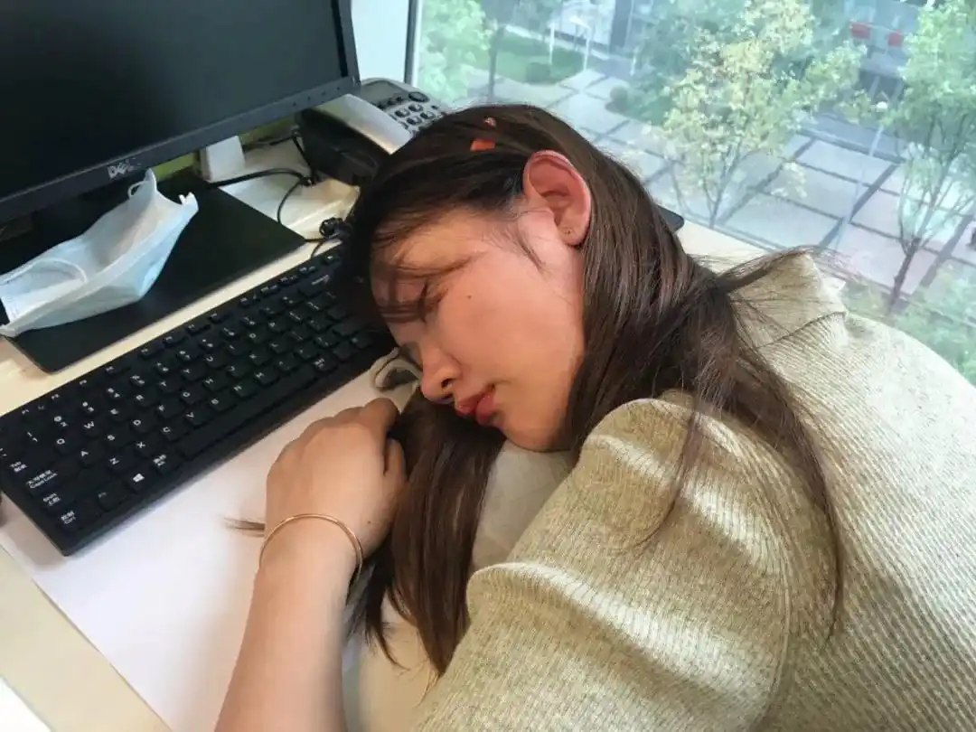 最佳睡眠时长7小时_睡眠过多死亡风险_睡够8小时才健康？原来我们搞错了