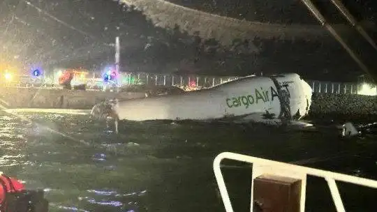 一货机在香港机场降落冲出跑道坠海_香港国际机场货机冲出跑道坠海事故_阿联酋航空货运航班EK9788波音747失事
