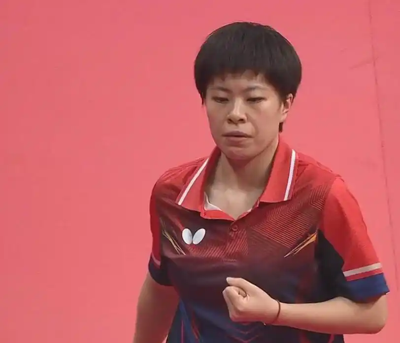 陈梦率山东队员领取金牌_山东对阵辽宁乒乓球比赛_第十四届全运会乒乓球女团决赛