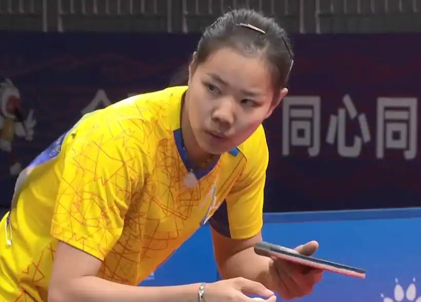 山东对阵辽宁乒乓球比赛_第十四届全运会乒乓球女团决赛_陈梦率山东队员领取金牌