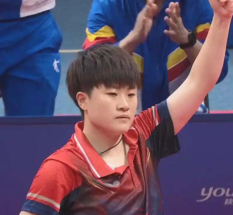 陈梦率山东队员领取金牌_山东对阵辽宁乒乓球比赛_第十四届全运会乒乓球女团决赛