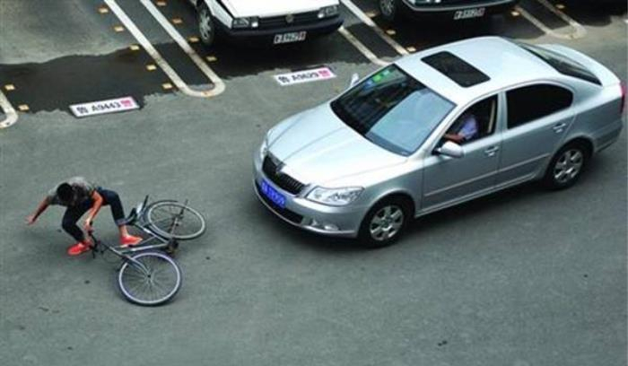 碰瓷党也是吃软怕硬的?只要听到这3句话,他们立马起身走人