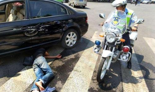 碰瓷党也是吃软怕硬的?只要听到这3句话,他们立马起身走人