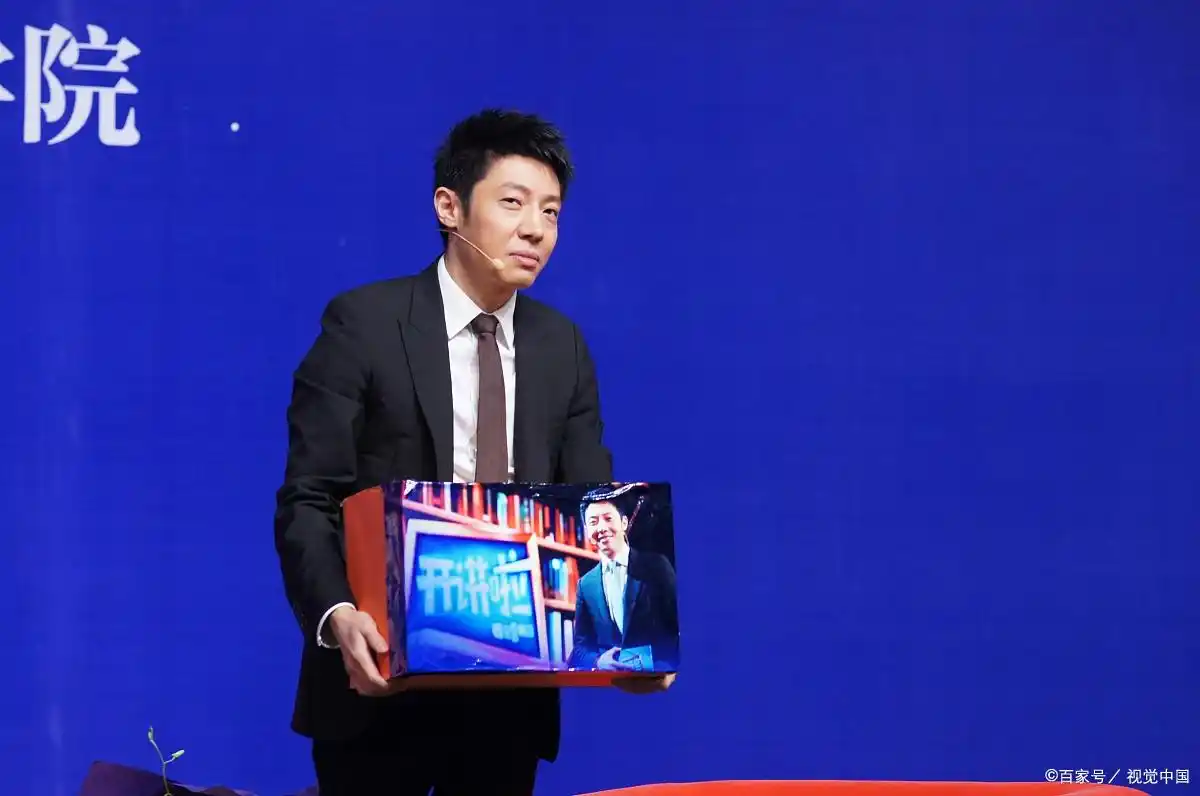 撒贝宁妻子李白个人经历_李白与撒贝宁爱情故事_撒贝宁女友李白照片