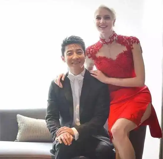 撒贝宁女友李白照片_撒贝宁妻子李白个人经历_李白与撒贝宁爱情故事