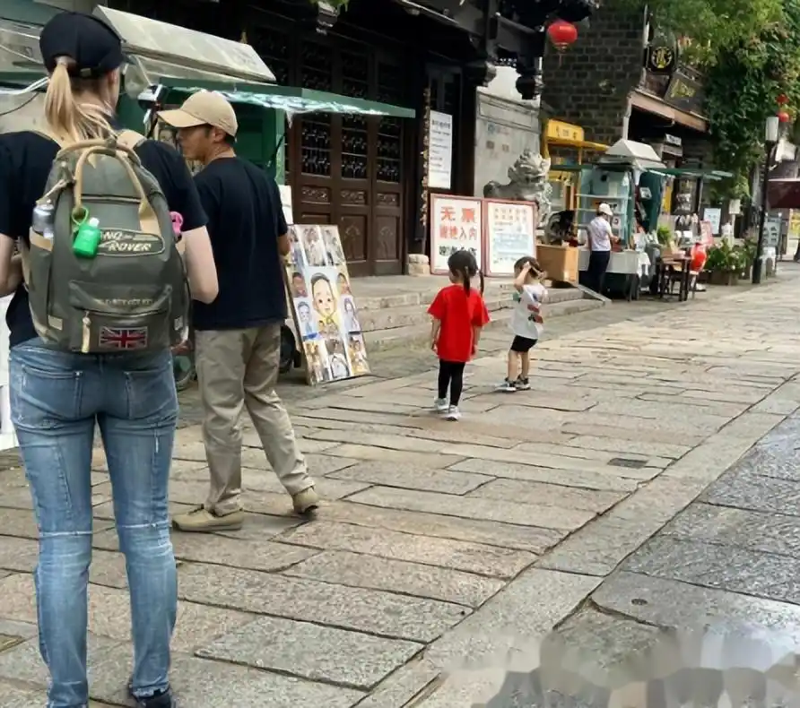 撒贝宁李白南京偶遇_撒贝宁李白家庭生活_撒贝宁女友李白照片