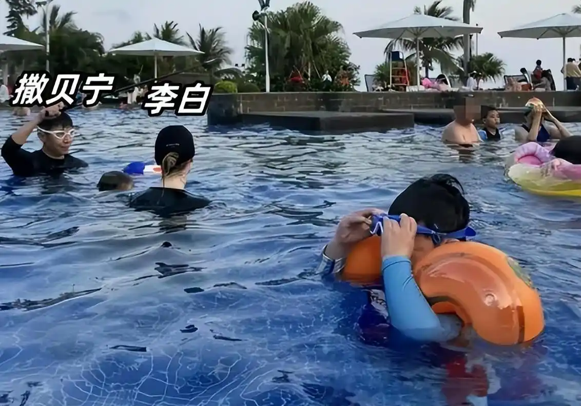 撒贝宁李白南京偶遇_撒贝宁女友李白照片_撒贝宁李白家庭生活