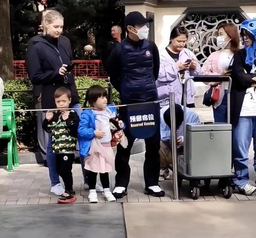 撒贝宁李白南京偶遇_撒贝宁女友李白照片_撒贝宁李白家庭生活