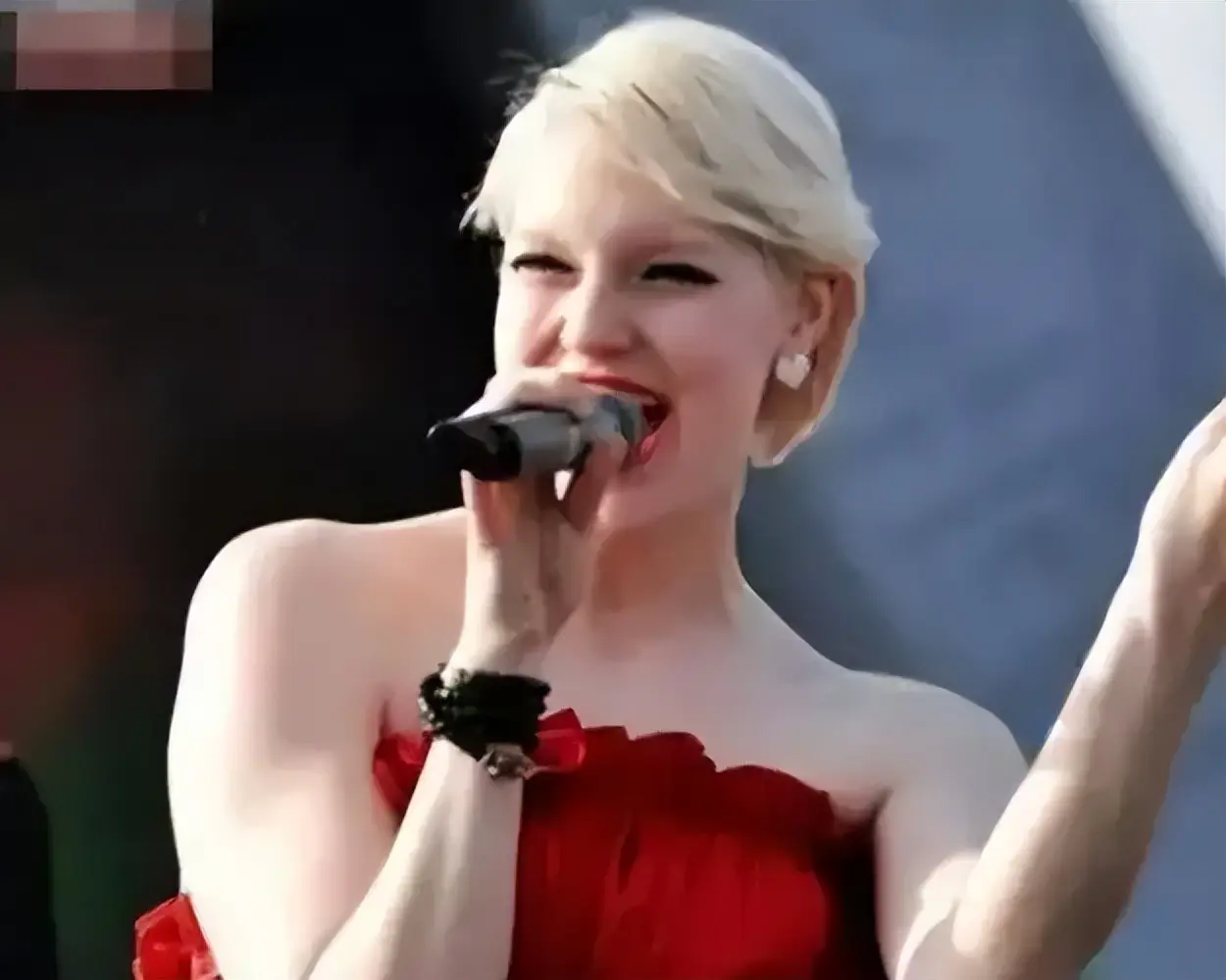 撒贝宁女友李白照片_撒贝宁妻子李白 南京旅游 网友偶遇