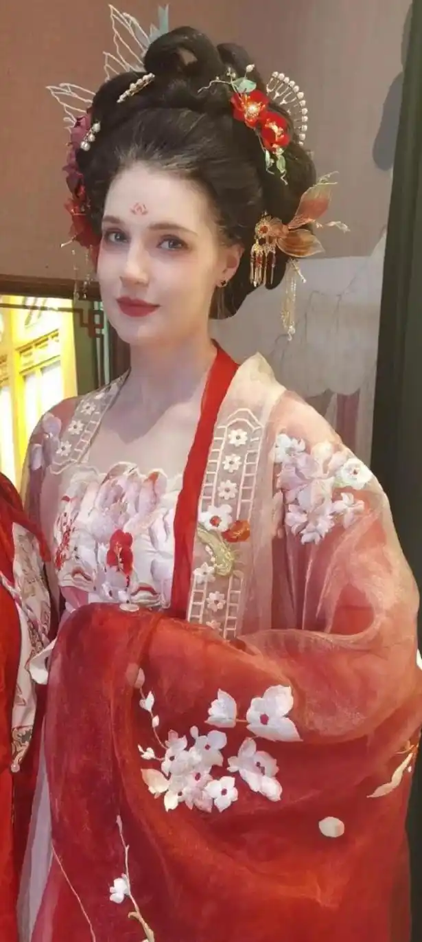 撒贝宁西安旅行，老婆李白穿唐装美若貂蝉，撒老师眼睛都看呆了