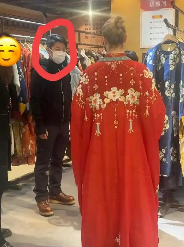 撒贝宁一家西安游_撒贝宁女友李白照片_撒贝宁李白女儿唐装