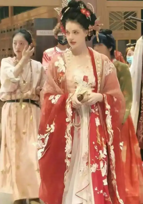 撒贝宁一家西安游_撒贝宁女友李白照片_撒贝宁李白女儿唐装