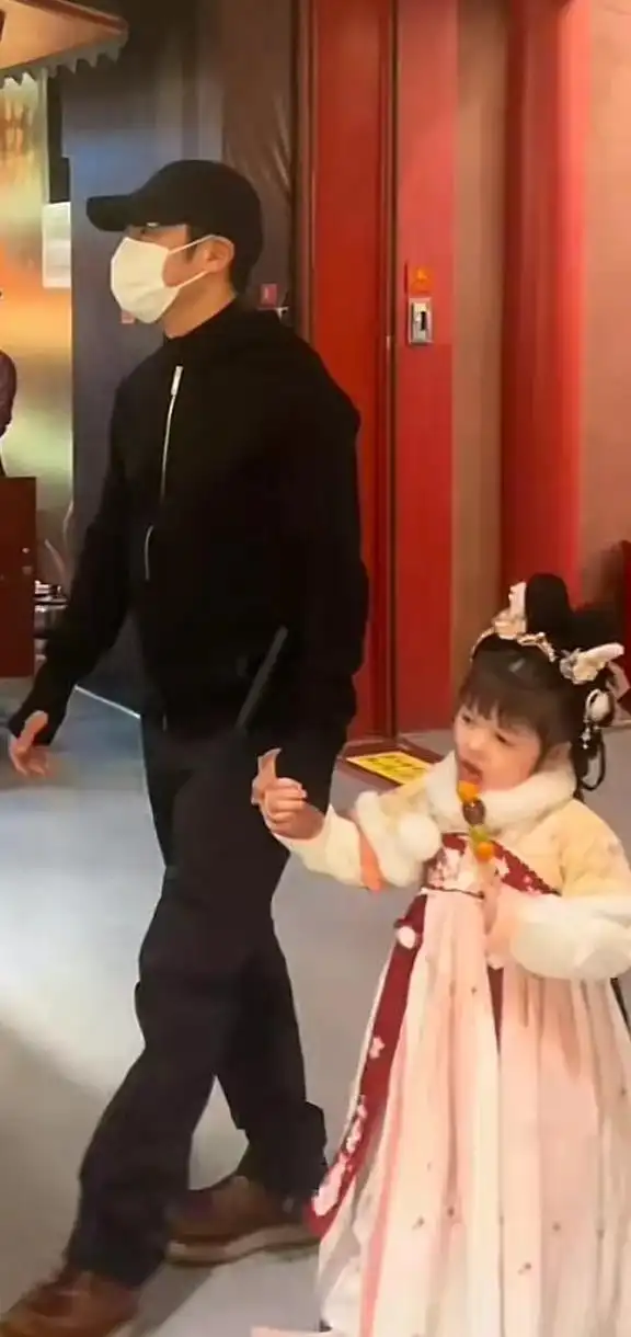 撒贝宁一家西安游_撒贝宁李白女儿唐装_撒贝宁女友李白照片