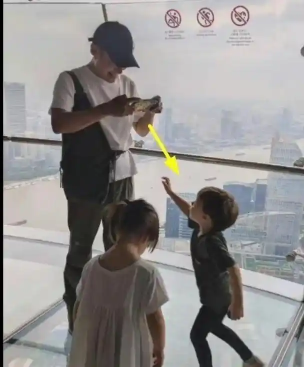 撒贝宁一家西安游_撒贝宁女友李白照片_撒贝宁李白女儿唐装