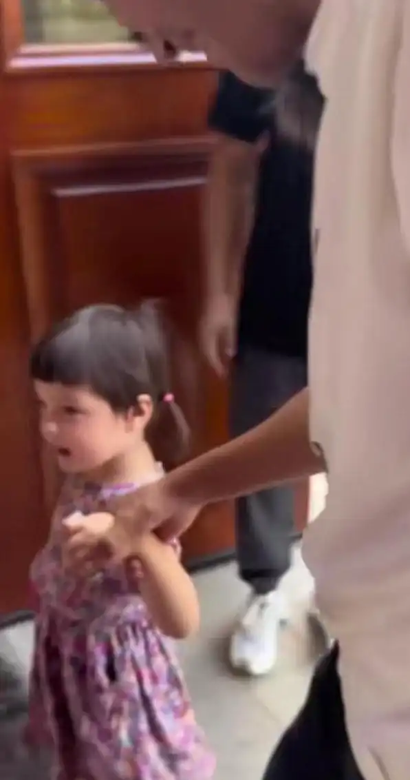 撒贝宁女友李白照片_撒贝宁老婆李白西安唐装一家四口_撒贝宁李白混血龙凤胎子女颜值