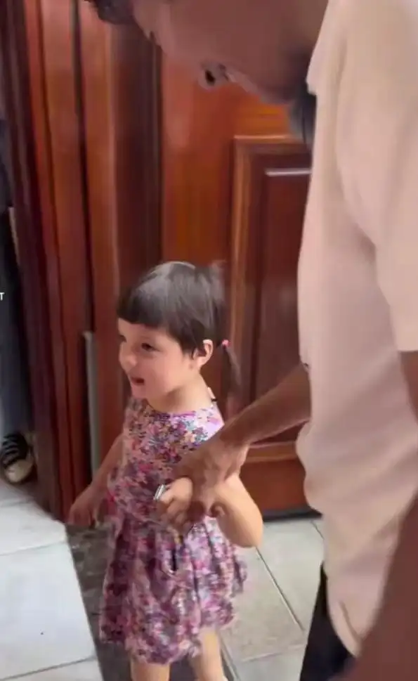 撒贝宁老婆李白西安唐装一家四口_撒贝宁女友李白照片_撒贝宁李白混血龙凤胎子女颜值