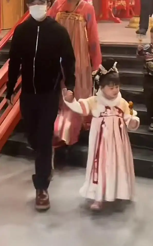 撒贝宁李白混血龙凤胎子女颜值_撒贝宁女友李白照片_撒贝宁老婆李白西安唐装一家四口