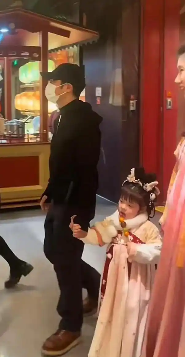 撒贝宁老婆李白西安唐装一家四口_撒贝宁女友李白照片_撒贝宁李白混血龙凤胎子女颜值