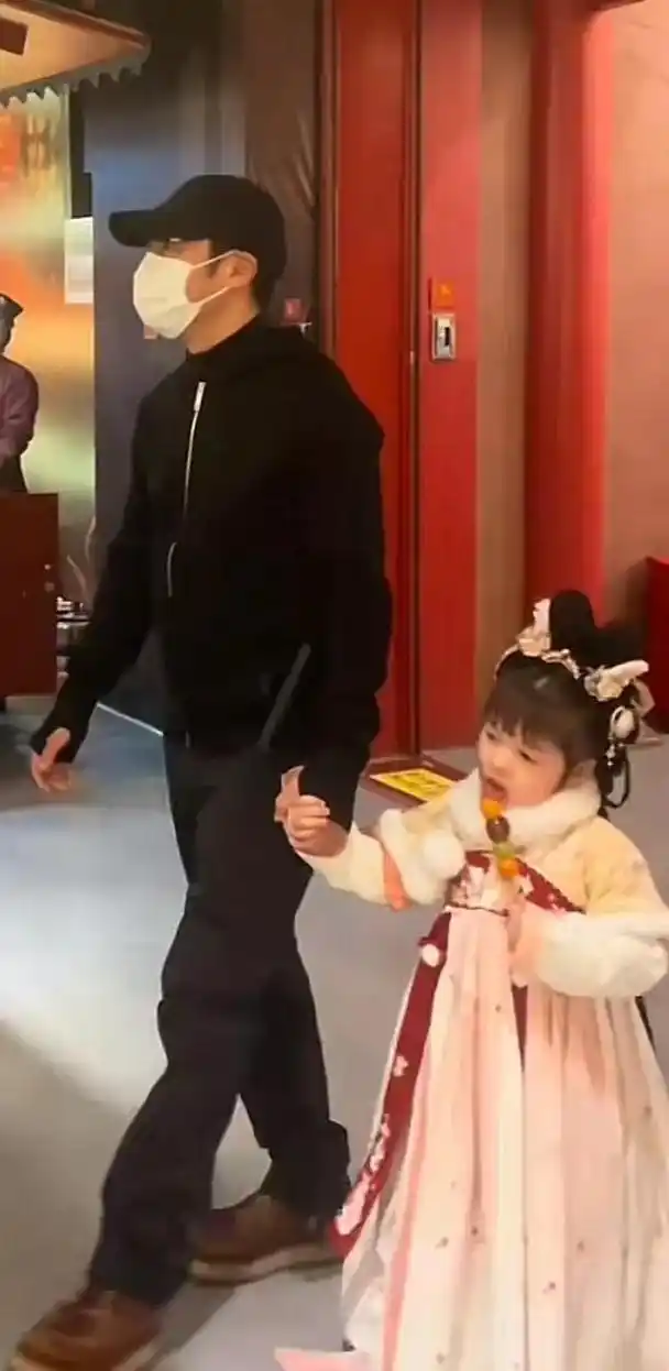 撒贝宁老婆李白西安唐装一家四口_撒贝宁李白混血龙凤胎子女颜值_撒贝宁女友李白照片