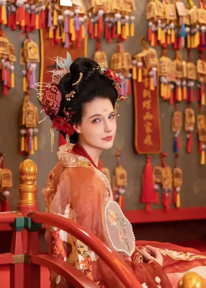 撒贝宁女友李白照片_李白现代版杨贵妃汉服_撒贝宁妻子李白汉服照片