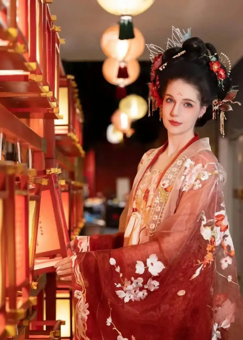 李白现代版杨贵妃汉服_撒贝宁女友李白照片_撒贝宁妻子李白汉服照片