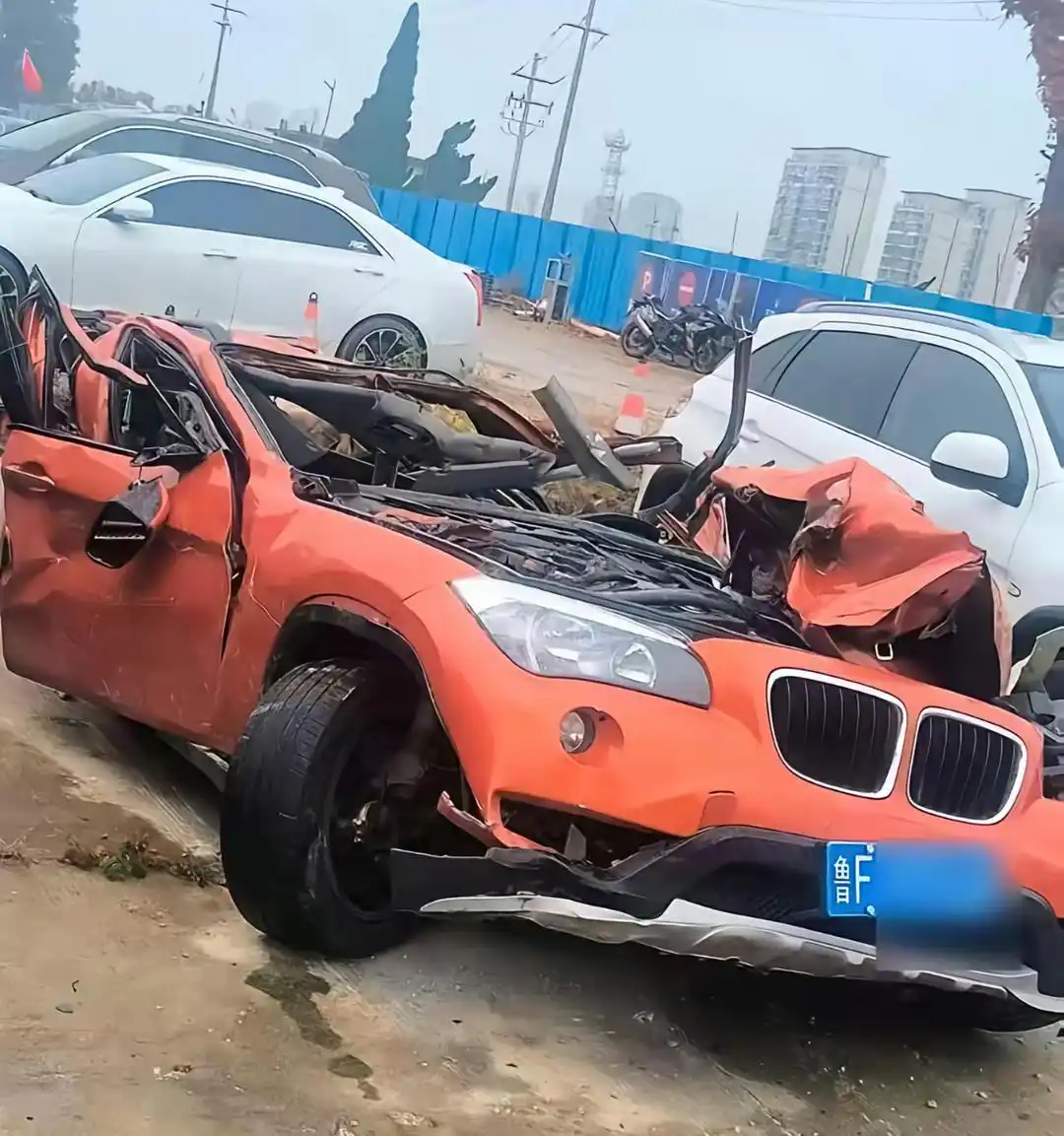 渣土车超载侧翻压死女老师 学生悼念_烟台芝罘区车祸 货车司机项某某 超载事故