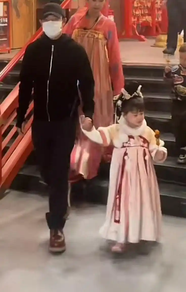 李白个人资料_撒贝宁女友李白照片_撒贝宁现任妻子李白