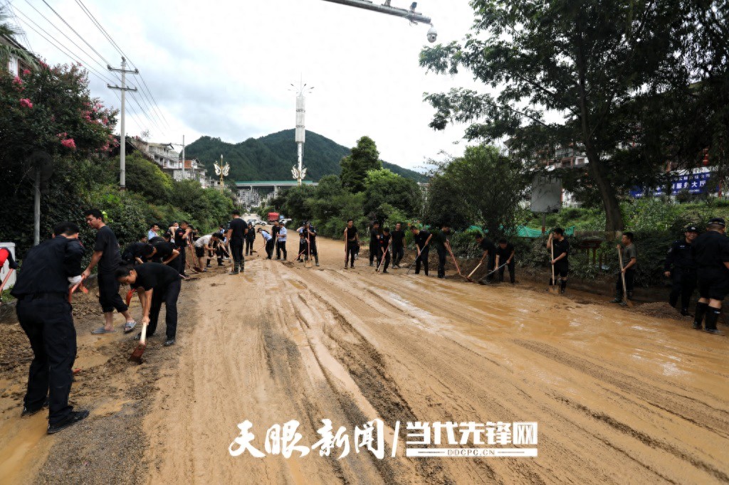 洪水退去，雷山公安奋战清淤一线，助力道路恢复畅通