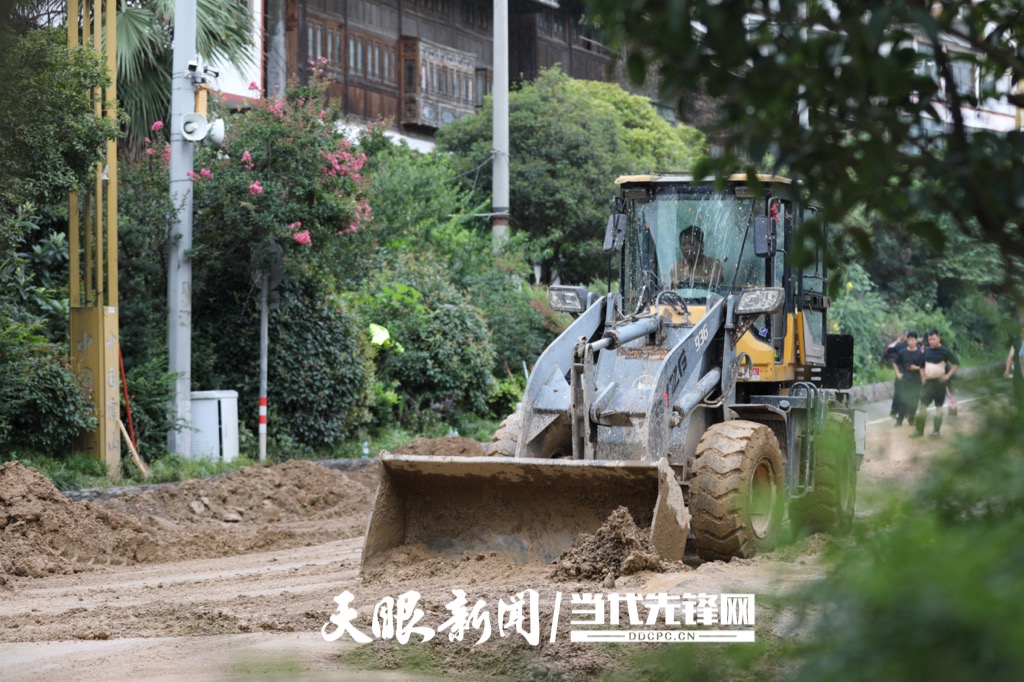 雷山县洪水后道路清理_雷山县公安局民辅警清淤行动_雷山洪水