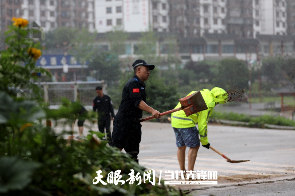 雷山县公安局民辅警清淤行动_雷山洪水_雷山县洪水后道路清理