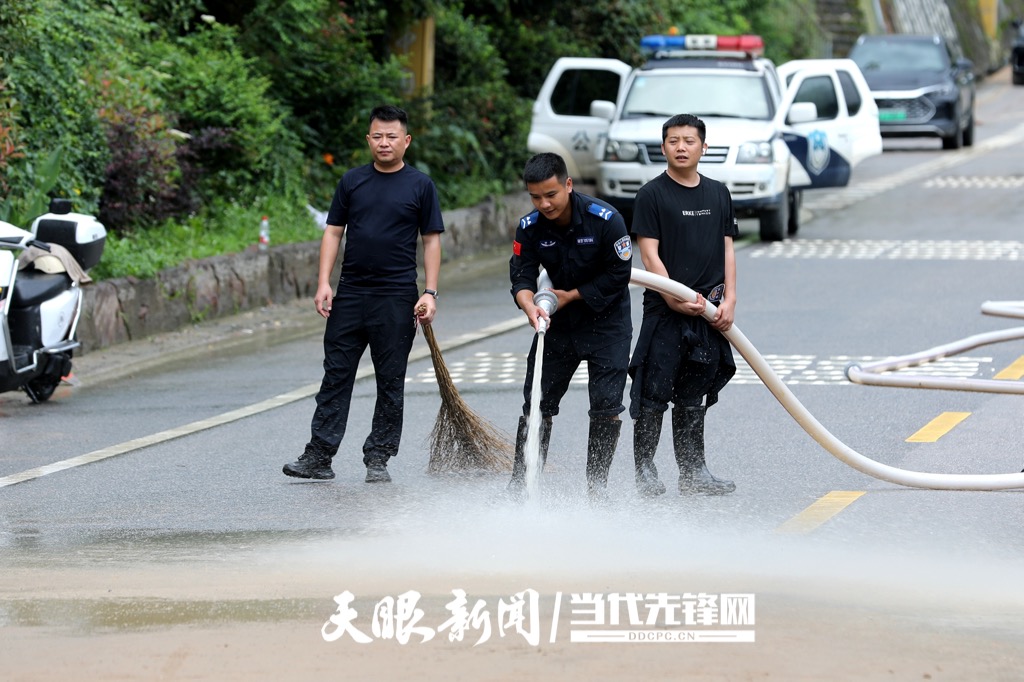 雷山县公安局民辅警清淤行动_雷山县洪水后道路清理_雷山洪水