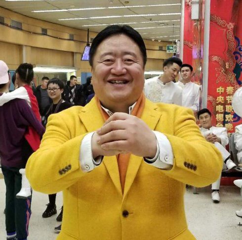 2019春晚观众席不见“笑脸哥”，原来他左腿患风湿病在家休养