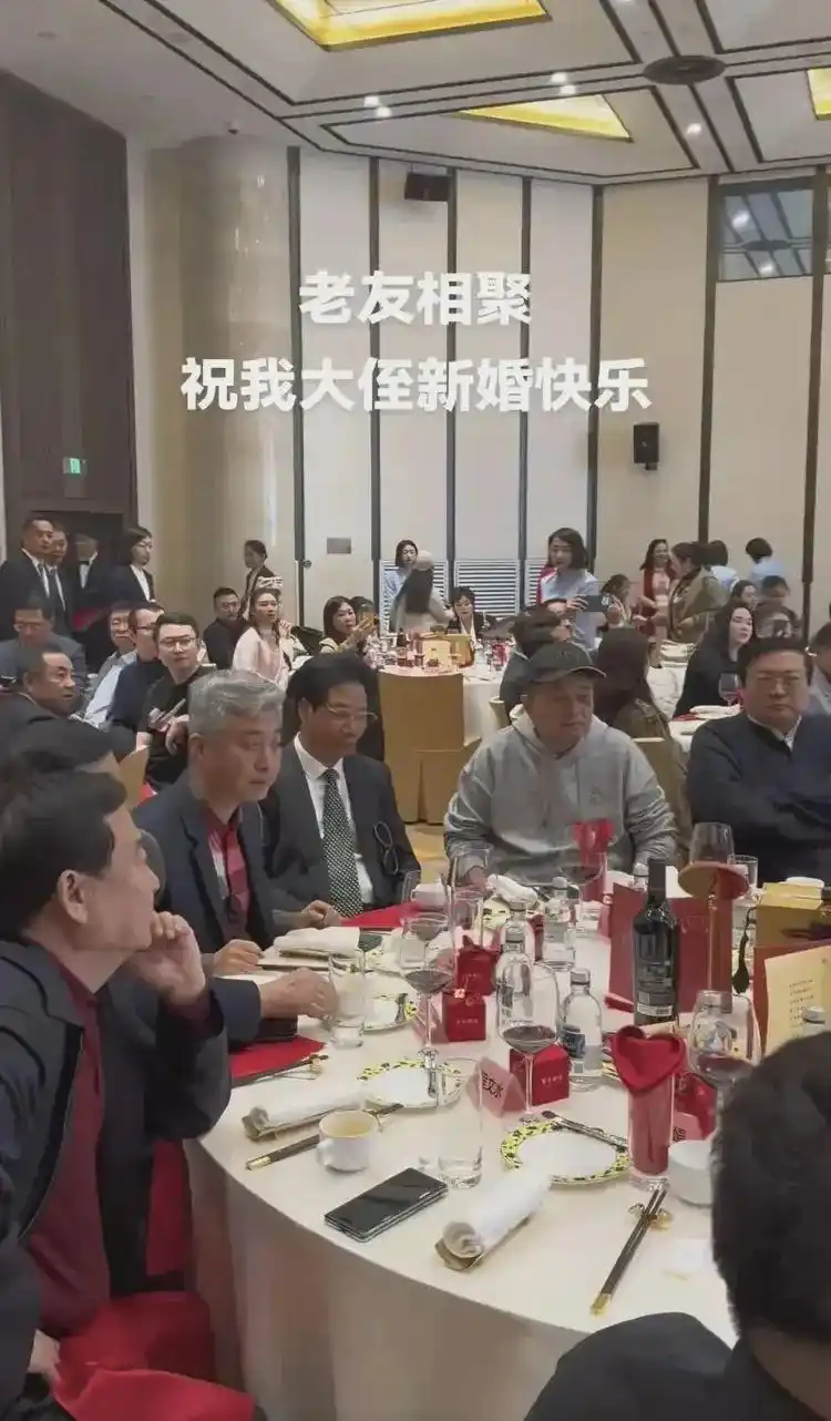 毕福剑黄宏梁宏达聚会：梁宏达最精神，毕福剑最沉重，黄宏太苍老
